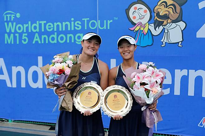 여자 대회 복식 우승 이은혜(왼쪽)와 백다연.  [대한테니스협회 제공. 재판매 및 DB 금지]