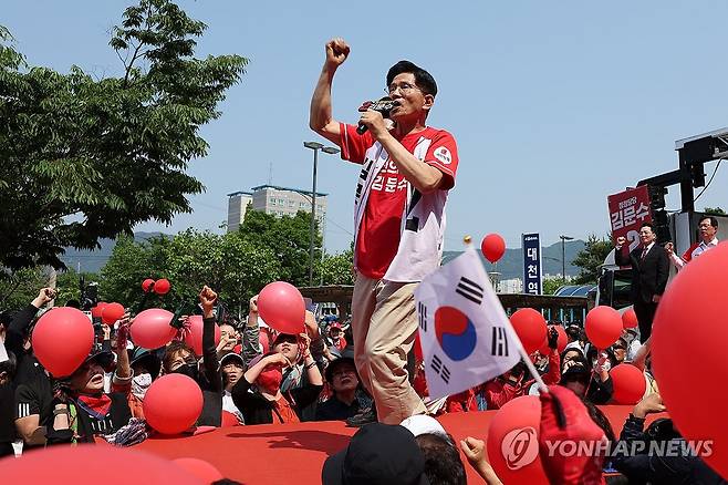 김문수 후보, 지지 호소 (보령=연합뉴스) 박동주 기자 = 국민의힘 김문수 대선 후보가 25일 충남 보령시 대천역 광장에서 집중 유세를 하고 있다. 2025.5.25 [공동취재] pdj6635@yna.co.kr