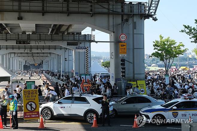세븐틴 공연 찾은 시민들로 붐비는 반포한강공원 (서울=연합뉴스) 류효림 기자 = 25일 세븐틴 공연이 열리는 서울 반포한강공원이 시민들로 붐비고 있다. 2025.5.25 ryousanta@yna.co.kr