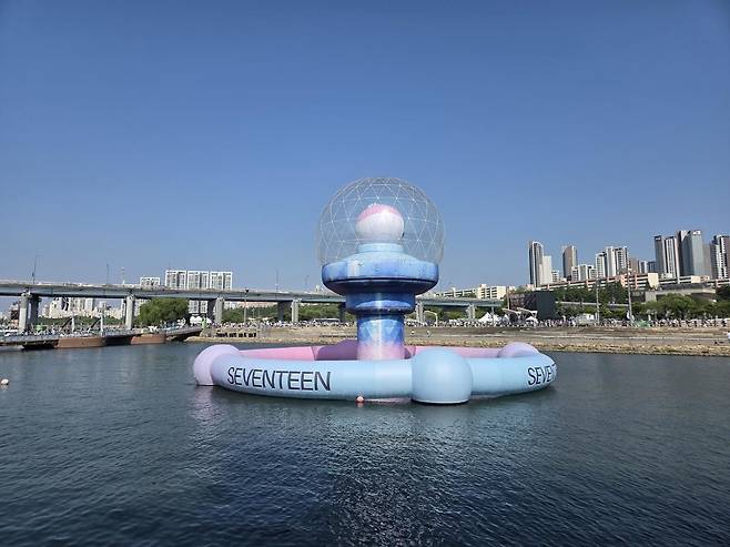 서울 반포한강공원 세빛섬 앞에 설치된 대형 '캐럿봉' 수상 조형물 [촬영=이태수]
tsl@yna.co.kr