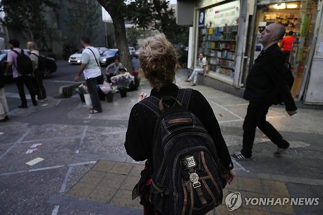 히잡 벗고 테헤란 도심 활보하는 이란 여성 [AP 연합뉴스 자료사진. 재판매 및 DB 금지]