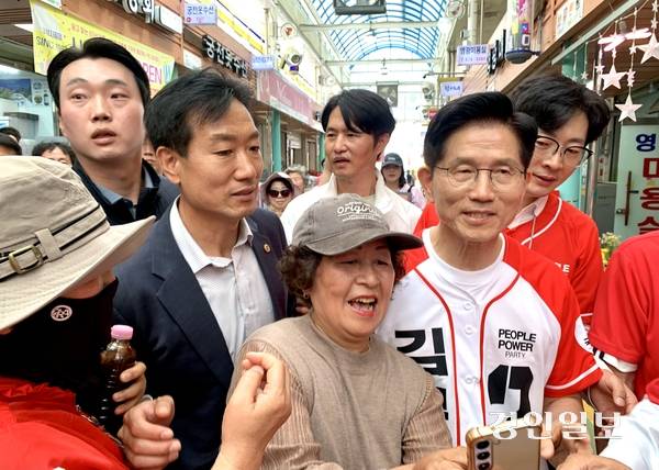 국민의힘 김문수 대선 후보가 26일 안성 유세를 마친 뒤 인근 중앙시장에서 지지자들에게 인사하고 있다. 2025.5.26 /김우성기자 wskim@kyeongin.com