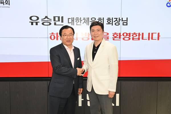 지난 21일 오후 유승민(오른쪽) 대한체육회장과 이현재 하남시장이 대한체육회 소유의 하남시 신장동 체육용지(옛 신장테니스장) 활용방안을 모색하기 위한 면담에 앞서 악수를 하고 있다. 2025.5.21 /하남시 제공