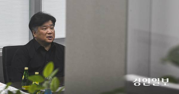 직원을 향한 성희롱 발언 의혹으로 논란의 중심에 선 양우식 경기도의원이 13일 오전 경기도의회 한 사무실에서 관계자와 대화하고 있다. 2025.5.13 /이지훈기자 jhlee@kyeongin.com