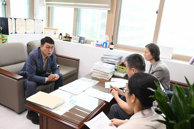 김태계(맨 왼쪽) 인천 미추홀구의회 복지건설위원장이 지난 23일 의회 복지건설위원장실에서 구청 관계자들과 돌봄통합지원법 시행에 대비한 간담회를 갖고 있다. 사진=미추홀구의회