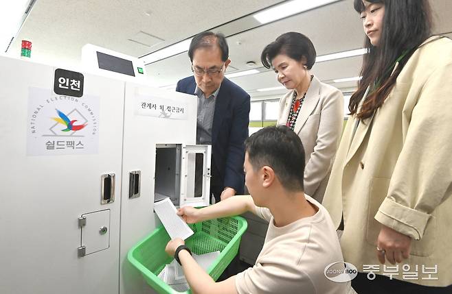 제21대 대통령선거 선상투표가 시작된 26일 인천시 미추홀구 인천시선거관리위원회에서 정당추천위원들이 지켜보는 가운데 선관위 직원이 선상투표지를 쉴드팩스로 접수 받고 있다.정선식기자