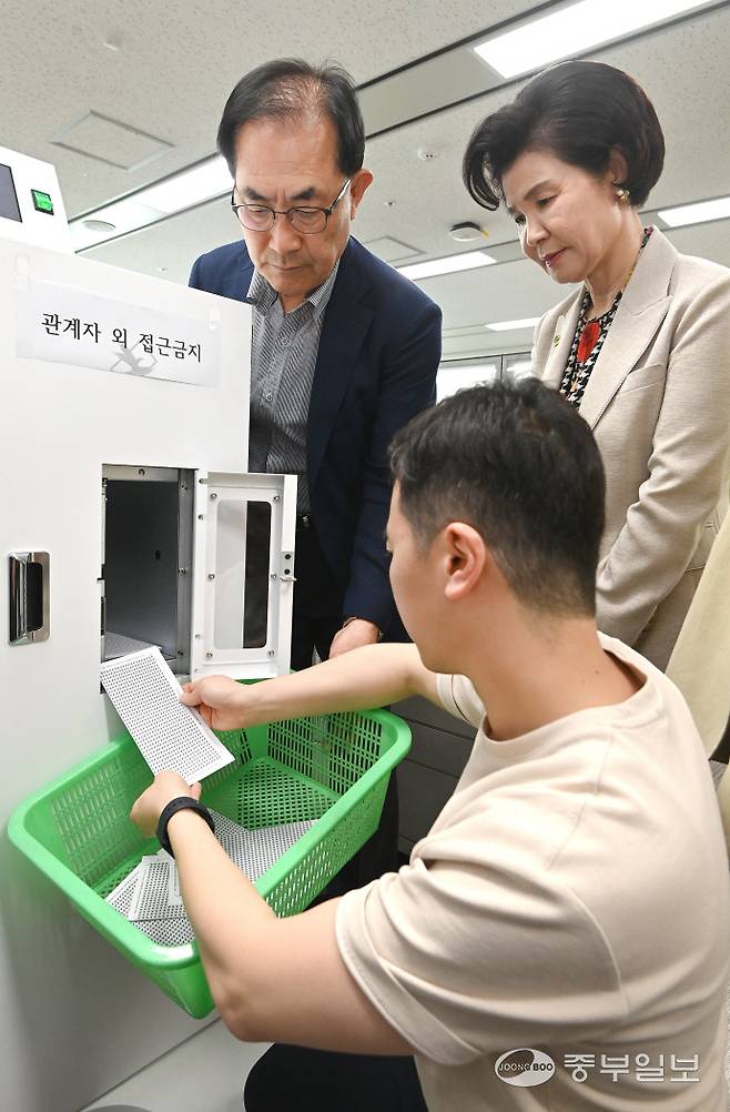 제21대 대통령선거 선상투표가 시작된 26일 인천시 미추홀구 인천시선거관리위원회에서 정당추천위원들이 지켜보는 가운데 선관위 직원이 선상투표지를 쉴드팩스로 접수 받고 있다.정선식기자