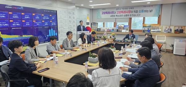 이동환 고양특례시장이 풍동2지구 오피스텔 입주 예정자 대표들과 만나 민원사항에 대해 이야기 나누고 있다.[사진=고양시]