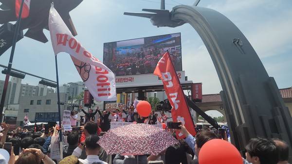 26일 평택 K-55 미군기지 앞에서 이인제, 손학규, 임창열 전 경기도지사가 국민의힘 김문수 대선 후보의 지원 유세에 나서고 있다. [사진=변승희 기자]