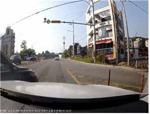 2023년 5월 충남 당진시에서 좌회전 후 우측으로 진로를 변경하는 차를 고의로 들이받은 모습. /충남경찰청 제공