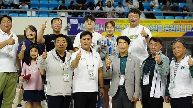 수영 시상식에 참석한 송진호 전남도체육회장이 전남 수영 2관왕 문승유를 격려한 후 기념촬영하고 있다.