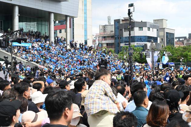 더불어민주당 이재명 대선후보가 지난 17일 광주지역 집중유세에 나선 광주시 서구 김대중컨벤션센터앞에서 시민들이 유세를 듣기 위해 가득 모여있다./특별취재단=나명주 기자 mjna@kwangju.co.kr