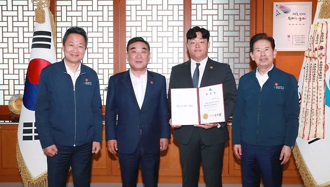 김두겸 울산시장이 지난 23일 울산시청 시장집무실에서 박지홍 울산대학교 총학생회장에게 청년정책특별보좌관 위촉패를 전달하고 안승대 행정부시장, 안효대 경제부시장과 함께 기념촬영을 하고 있다. 울산시 제공