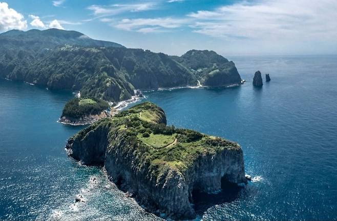 관음도. 과거 슴새(꽉새)가 많이 살아 깍새섬, 깍개섬으로 불렀다. /자료사진