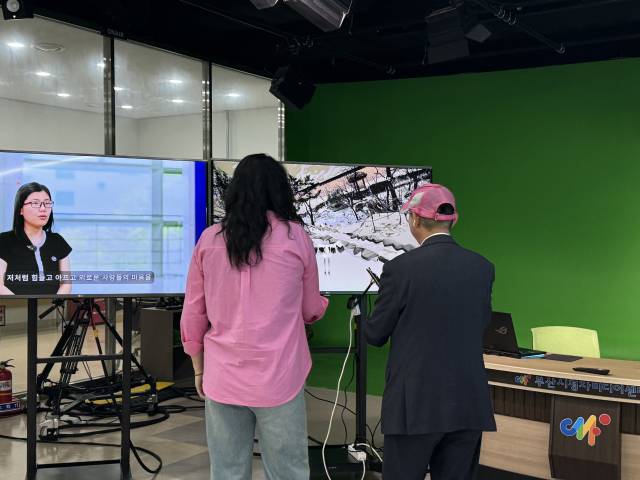 장애인을 위한 스마트기기 체험 모습. 부산시청자미디어센터 제공