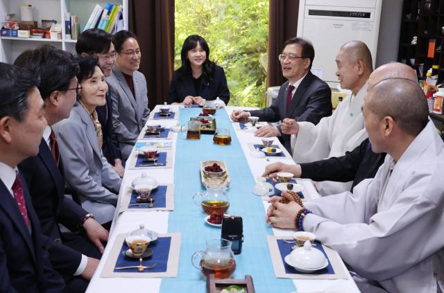 김문수 국민의힘 대선 후보의 배우자 설난영 여사가 26일 오후 부산 금정구 범어사를 방문해 안양암에서 범어사 방장 정여스님 등 종교 지도자와 대화를 나누고 있다. 정종회 기자 jjh@