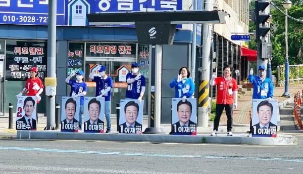 지난 20일에는 더불어민주당과 국민의힘 운동원들이 서문육거리에서 함께 선거운동을 펼치고 있다. 권오석 기자