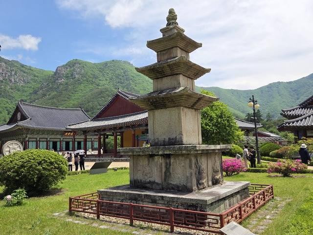 운문사 대웅보전 앞의 동서삼층석탑 중 동탑.