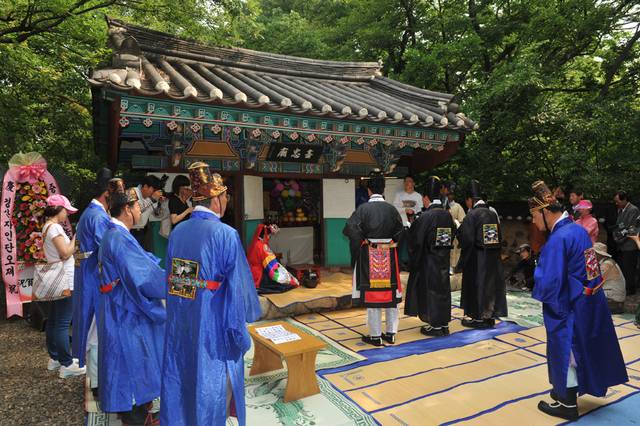한국을 대표하는 전통민속문화축제인 중요무형문화재 제44호' 2025 경산자인단오제'가 30일부터 6월1일까지 3일간 열린다. 사진은 한 장군제를 올리는 모습