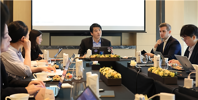 제이슨 권 오픈AI 최고전략책임자(CSO·가운데)가 26일 서울 종로구 포시즌스호텔에서 한국 언론과 간담회를 갖고 있다. 연합뉴스.