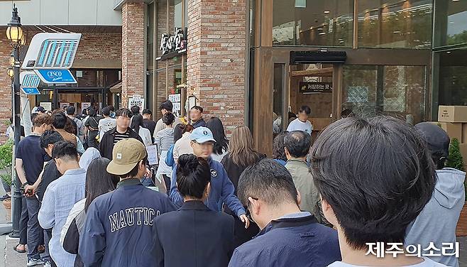 대전 베이커리 전문점 성심당 DCC점에 빵을 사기 위해 수많은 관광객들이 줄지어 서 있다.