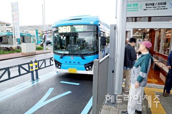 국내에서 처음으로 9일 제주시 서광로에 개통한 양문형 버스 전용 섬식 정류장.