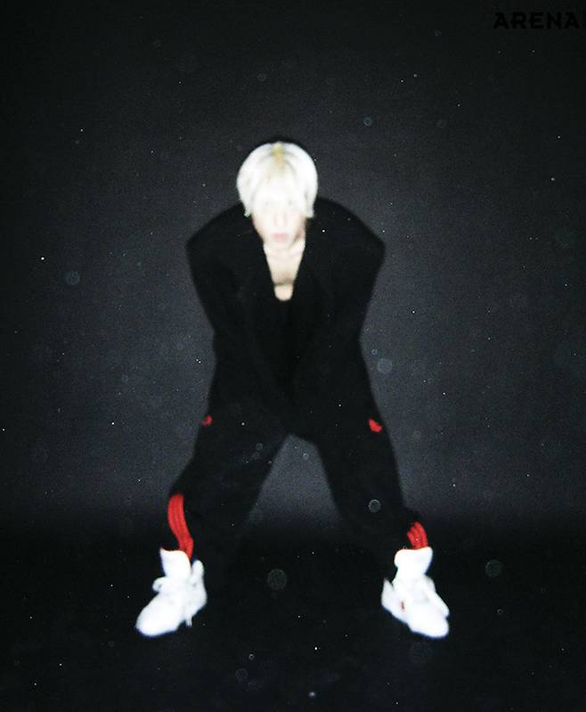 트랙 팬츠 아디다스×윌리 차바리아 by 무이, 미드톱 스니커즈 디스퀘어드2, 싱글브레스트 재킷 스타일리스트 소장품.