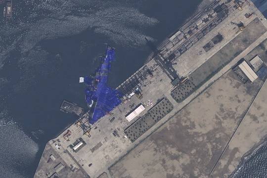 [사고 후] 에어버스 DS가 제공한 22일 자 위성사진. 북한 청진의 조선소에서 진수에 실패한 5000t 최현급 신형 구축함이 파란 방수포에 덮여 있는 모습. (사진/뉴시스)