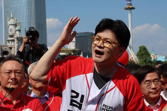 어제(26일) 김문수 국민의힘 대선후보 지원 유세에 나선 한동훈 전 국민의힘 대표 [출처=뉴스1]