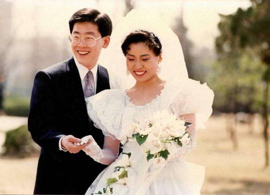 이재명 더불어민주당 후보는 1991년 김혜경 씨와 결혼식을 올렸다.