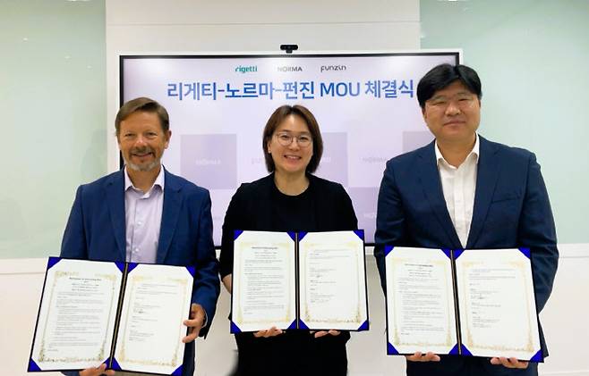 (왼쪽부터) 마이크 피치 리게티 부사장, 김득화 펀진 대표, 정현철 노르마 대표가 21일 국방 AI 기술 공동 개발을 위한 업무협약을 체결했다. 사진=펀진