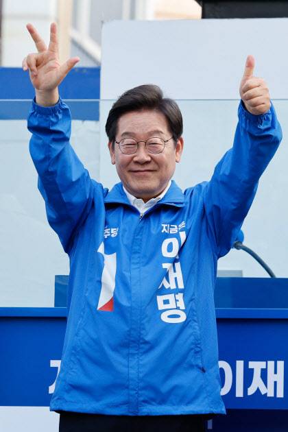 더불어민주당 이재명 대선 후보가 25일 충남 천안시 신부문화거리를 찾아 ‘1번 이재명 3표 더!’를 손가락으로 표현하며 지지를 호소하고 있다. (사진=연합뉴스)