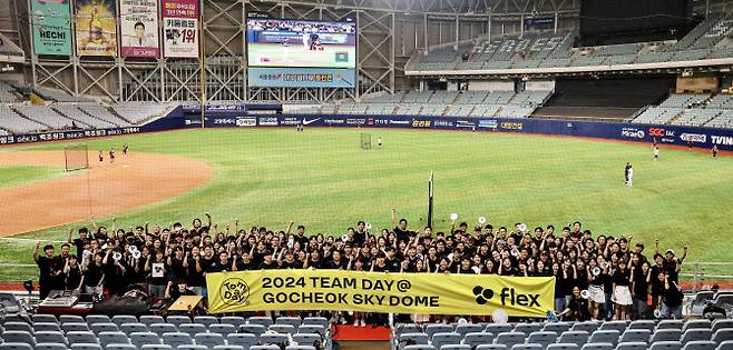 플렉스 직원들이 ‘플렉스 팀데이’에 프로야구 경기를 단체관람한 뒤 기념촬영을 하고 있다. (사진=플렉스)