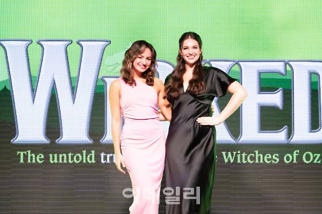 뮤지컬 ‘위키드’ 내한공연 글린다 역의 코트니 몬스마(왼쪽)와 엘파바 역의 셰리든 아담스(사진=에스앤코)