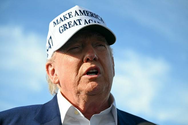 도널드 트럼프 미국 대통령이 25일(현지시간) 워싱턴으로 향하는 에어포스원에 탑승하기 전 뉴저지 모리스타운 공항에서 기자들에게 발언하고 있다. (사진=AFP)