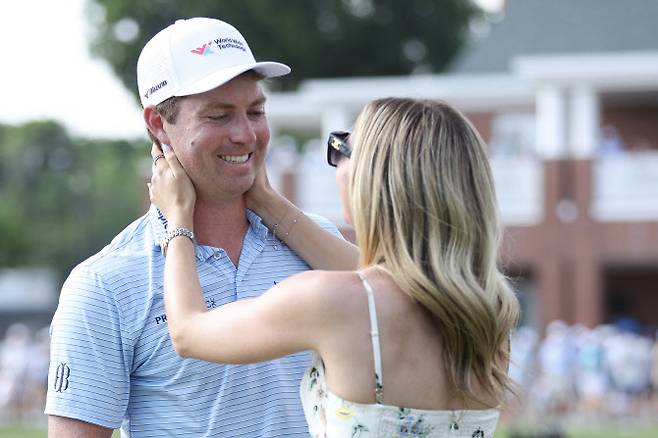 벤 그리핀이 약혼녀와 함께 우승을 기뻐하고 있다.(사진=AFPBBNews)