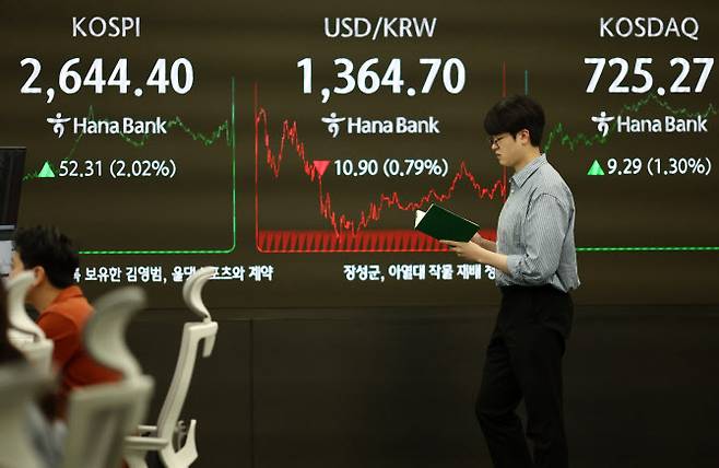 26일 서울 하나은행 본점 딜링룸에서 딜러들이 업무를 보고 있다. (사진=연합뉴스)