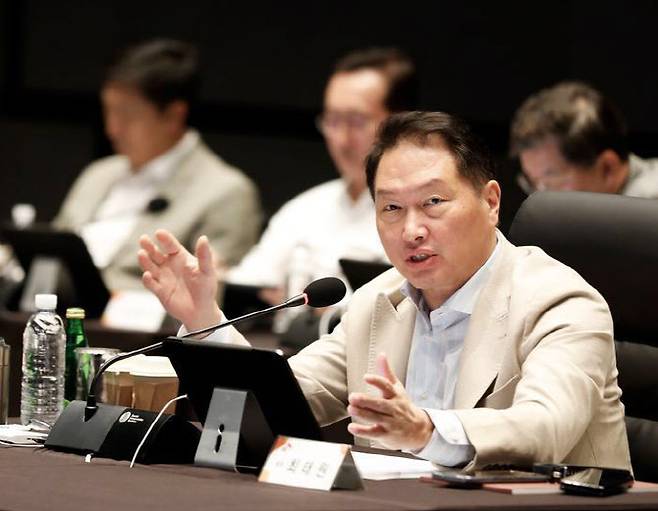 최태원 SK그룹 회장이 지난 2023년 6월 15일 서울 광진구 그랜드 워커힐 서울에서 열린 ‘2023 확대경영회의’에서 기조 연설을 하고 있다.(사진=SK그룹)