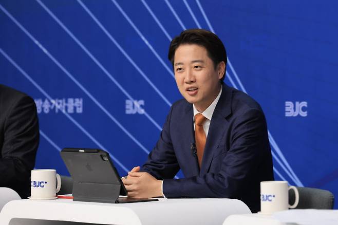 개혁신당 이준석 대선 후보가 26일 서울 양천구 한국방송회관에서 열린 한국방송기자클럽 초청 토론회에서 참석자들과 대화를 나누고 있다. (사진=연합뉴스)