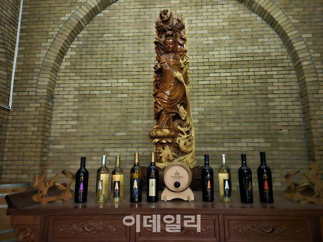 쥔딩 와이너리의 주요 와인 상품들이 놓여 있다. (사진=이데일리 이명철 특파원)
