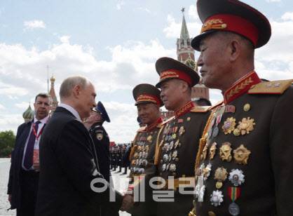 러시아 대통령 블라디미르 푸틴이 지난 9일 모스크바 중심부의 붉은 광장에서 제2차 세계대전 중 나치 독일에 대한 승리 80주년을 기념하는 전승절 열병식 후 북한 군 장성들과 인사하고 있다. (사진=로이터-뉴스1)