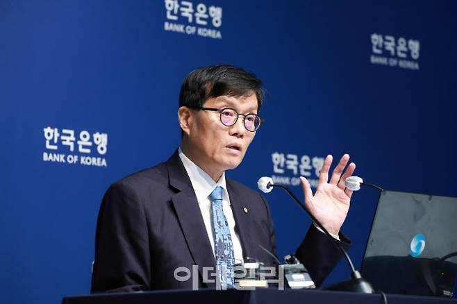 이창용 한국은행 총재가 17일 서울 중구 한국은행 본관에서 금융통화위원회 본회의를 마친 후 통화정책방향 기자 간담회를 열고 취재진의 질문에 답하고 있다. (사진=한국은행)