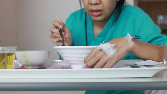 환자들이 하루종일 거주하는 병실에서 식사를 하면 식사전후로 음식냄새가 많이 나고 식사나 배식도중에 흘릴 수도 있어 위생적으로도 좋지 않은 것이 사실이다. [사진=게티이미지뱅크]