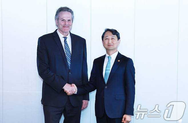 안덕근 산업통상자원부 장관이 25일 서울 중구 플라자호텔에서 마이크 던리비 미국 알래스카주 주지사와 면담을 하고 있다. 이날 안 장관은 알래스카 주지사와 알래스카 액화천연가스(LNG) 개발 프로젝트 등 에너지 협력 강화 방안을 논의했다. (산업통상자원부 제공, 재판매 및 DB 금지) 2025.3.25/뉴스1