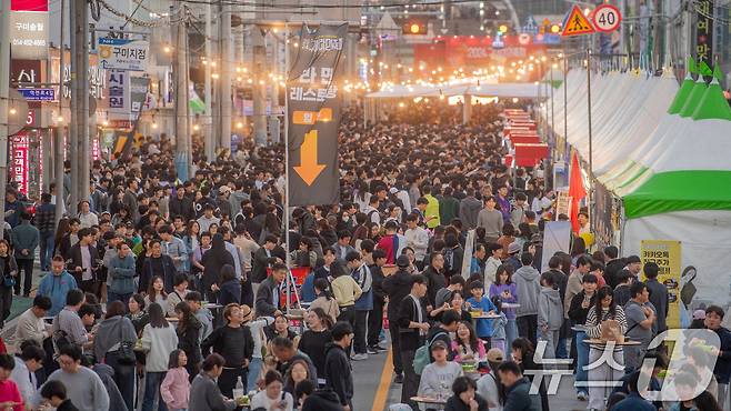구미라면축제 행사장에 많은 관광객들이 몰려 북새통을 이루고 있다.(구미시 제공) 2024.11.3/뉴스1 ⓒ News1 정우용 기자