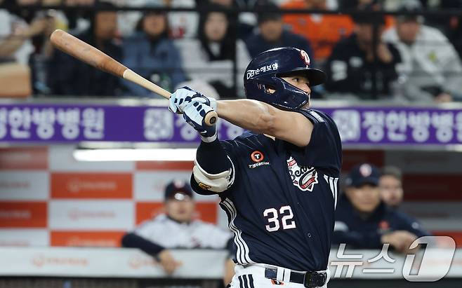 13일 대전 한화생명볼파크에서 열린 '2025 신한 SOL 뱅크 KBO리그' 프로야구 한화 이글스와 두산 베어스 경기에서 8회초 2사 1루 상황 두산 김재환이 역전 2점 홈런을 치고 있다. 2025.5.13/뉴스1 ⓒ News1 김기태 기자