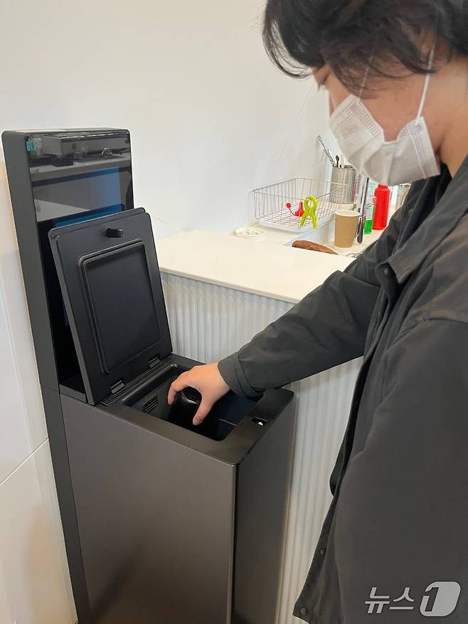 부산시청 직원이 청사 내 비치된 텀블러 세척기를 이용하고 있다. (부산시청 제공. 재판매 및 DB 제공)