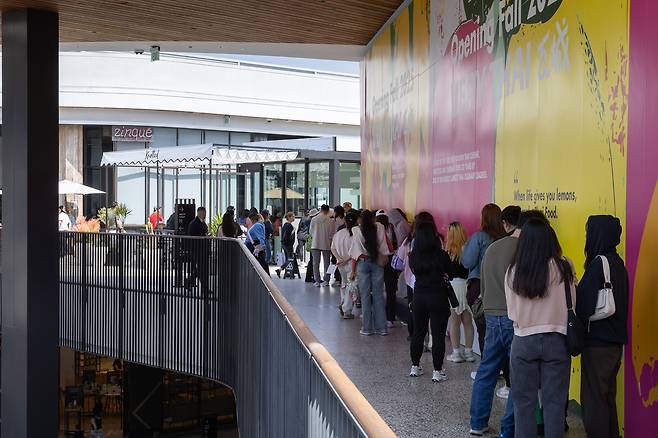 노티드 LA 1호점 대기 행렬이 길게 늘어진 모습.(노티드 제공)