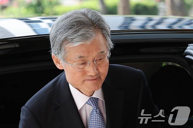 조희대 대법원장이 26일 오전 서울 서초구 대법원으로 출근하고 있다. 이날 전국의 판사 대표들은 사법연수원에서 전국법관대표회의를 열고 이재명 더불어민주당 대통령 후보의 공직선거법 위반 사건 대법원 판결에 대해 논의한다. 2025.5.26/뉴스1 ⓒ News1 신웅수 기자