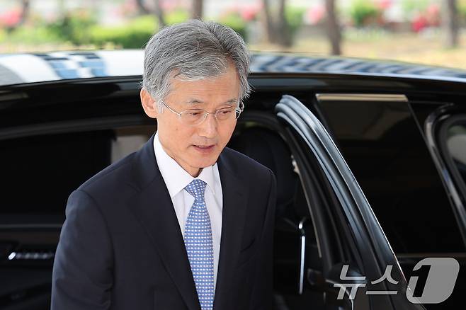 조희대 대법원장이 26일 오전 서울 서초구 대법원으로 출근하고 있다. 이날 전국의 판사 대표들은 사법연수원에서 전국법관대표회의를 열고 이재명 더불어민주당 대통령 후보의 공직선거법 위반 사건 대법원 판결에 대해 논의한다. 2025.5.26/뉴스1 ⓒ News1 신웅수 기자